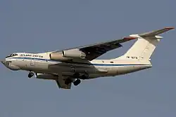 Um Ilyushin Il-76 se aproximando no Aeroporto Internacional de Dubai em 2007, pintado nas cores originais da Atlant-Soyuz.