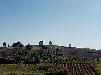 Vista dos moinhos em S.Tiago dos Velhos em 2022, antes destes serem renovados em 2023