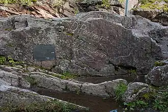 Rocha grafitada pelo imperador Pedro II do Brasil: nela se leem as inscrições "D. Pedro d'A[lcantara]" e "27 Agosto 1876"