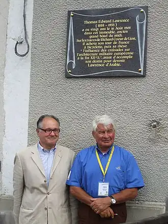 Raymond Poulidor e Guy Penaud inaugurando a placa comemorativa da passagem de Lawrence da Arábia a Châlus