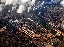 Imagem aérea do Indianapolis Motor Speedway, o nome oficial do circuito oval de Indianápolis.