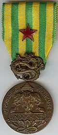 Medalha comemorativa da Indochina com uma estrela.