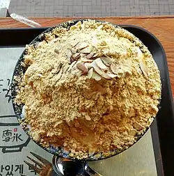 Injeolmi-bingsu com cobertura de kong-gomul (soja triturada)