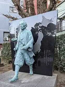 Estátua de Inō Tadataka no santuário Hachiman em Koto-ku, Tóquio