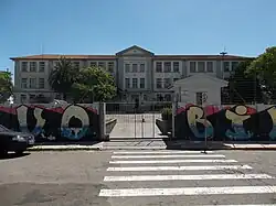 O Instituto de Educação Olavo Bilac.