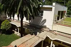 Vista da sacada do primeiro prédio para o "jardim-teto" e as marquises ondulares