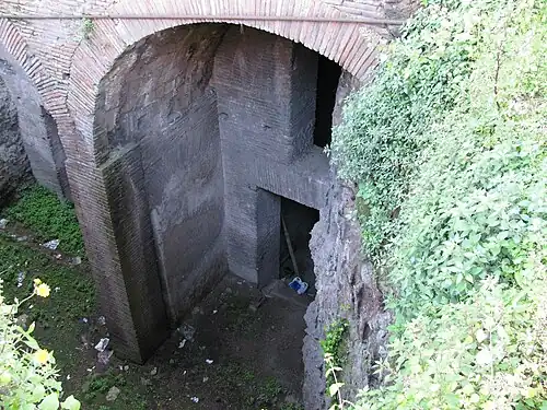 Arcadas nos andares inferiores.