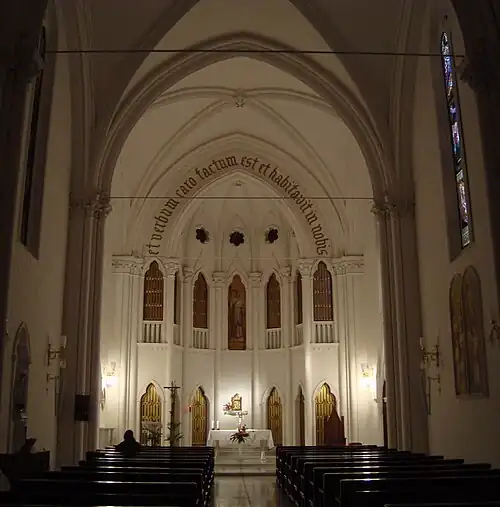 Vista do interior neogótico.