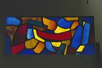 'Window in the Kruiskerk, igreja em Geleen, 1957; vitral colorido