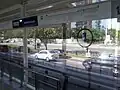 Uma das portas de embarque da estação e ao fundo a Avenida das Américas (sentido Joá).