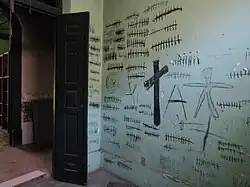 Imagem abstrata com uma cruz, realizada por pacientes em uma das alas desativadas do hospital, hoje parte do acervo "Museu Oficina de Criatividade"