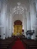 Vista interior, ao fundo o altar-mor