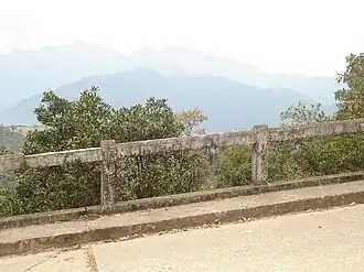A BR-485 no interior do Parque Nacional de Itatiaia. Ao fundo pode ser visto o maciço do Itatiaia.