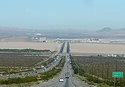 O vale de Ivanpah visto do norte da I-15 (os casinos de Primm podem ser avistados ao fundo da fotografia).