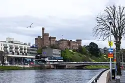O Castelo de Inverness visto do outro lado do Rio Ness