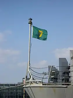 Jaque irlandês arvorado no bico de proa do navio-patrulha LÉ Aoife