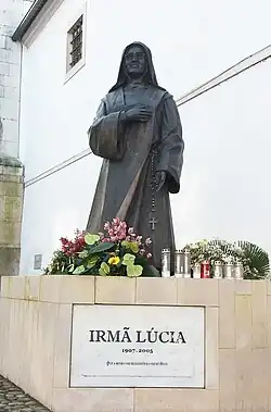Estátua da Irmã Lúcia, inaugurada em 2013 em Coimbra.[11]