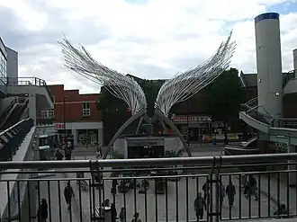 Escultura Angel Wings de Wolfgang e Heron com Price & Myers, Angel, Londres.