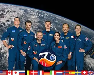 De cima, a partir da esquerda: Tchub, Borisov, Kononenko, Furukawa, O'Hara. Fila da frente: Mogensen e Moghbeli