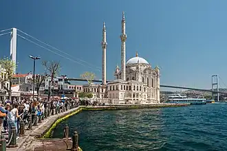 A margem do Bósforo junto à Mesquita de Ortaköy, com a Ponte do Bósforo em segundo plano