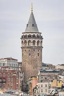 A Torre de Gálata, construída em 1348 na parte mais alta da cidadela da colónia da República de Gênova
