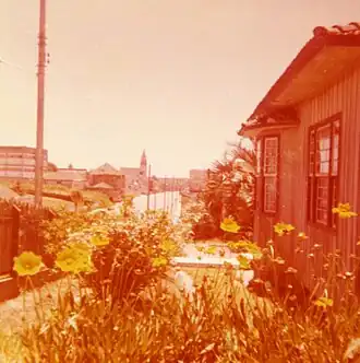 Vista da Rua Getúlio Vargas. Ao longe, vista da Igreja Nossa Senhora Imaculada da Medalha Milagrosa.