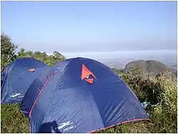 Turistas fazendo montanhismo no Pico do Itajuru