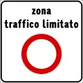 O sinal indica o início de uma Zona de Tráfego Limitado (ZTL).