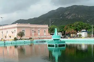 Vista do Tanque da Nação, com prédio da prefeitura ao fundo