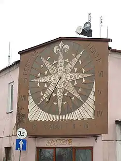 Relógio de sol na praça principal