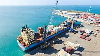 Navio da Mercosul Line ancorado no berço 105.