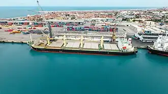 Navios ancorados nos berços 104 e 103.