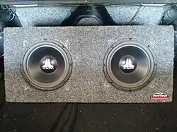 Dois subwoofers de 10 polegadas no porta-malas de um carro