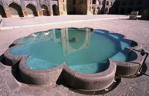 Howz no ṣaḥn (pátio) da Grande Mesquita de Ispaã, Irão