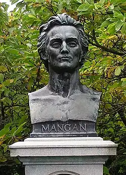 Busto de James Clarence Mangan feito por Oliver Sheppard em St. Stephen's Green, Dublin, Irlanda.