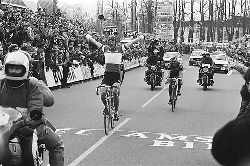 Celebrando a vitória na Amstel Gold Race de 1977.