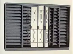 Foto de uma janela veneziana