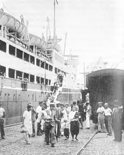 Imigrantes japoneses chegando ao Porto de Santos