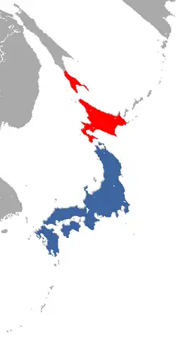 Distribuição geográfica da doninha-japonesa: em azul sua distribuição nativa, e em vermelho onde a espécie foi introduzida