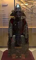 Uma armadura de um guerreiro samurai japonês, datada do século XIV d.C..