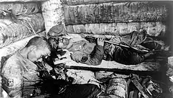 Corpos de dois militares japoneses que preferiram se suicidar a se render.