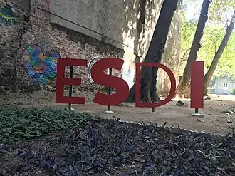 Detalhe do Jardim da Escola Superior de Desenho Industrial com letras vermelhas do logo da escola empestasse