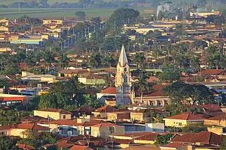 Vista aérea de Jardinópolis a partir do Centro, com destaque para a Igreja Matriz, o Distrito Industrial e a Vicinal Dr. Arthur Costacurta.