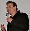 O ator Jason Segel interpreta Sydney.
