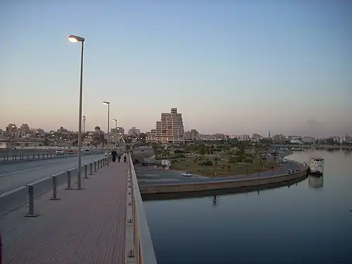A ponte Jeliana com a baixa de Bengasi e o edifício Da'wah al-Islamiyah ao fundo