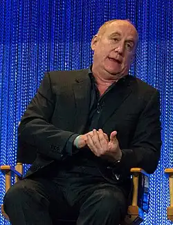 Jeph Loeb sentado.