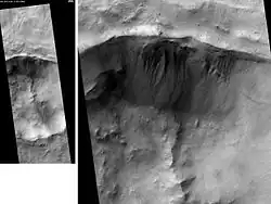 A cratera Jezža, vista pela HiRISE. A parede norte (no topo) apresenta ravinas. Linhas escuras são rastros de redemoinho. A barra de escala mede 500 m.