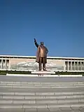 Vista do monumento antes da instalação da estátua de Kim Il-Sung em 2012.