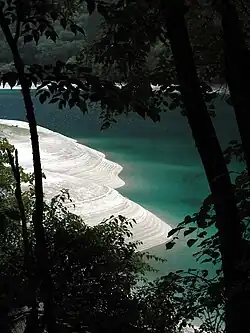 Vista do Vale Jiuzhaigou, mostrando os lagos e florestas densas