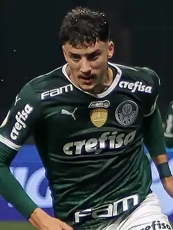 Um homem correndo, olhando para a frente, com cara de concentrado.